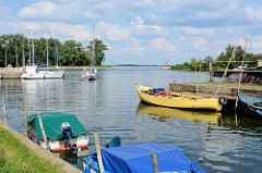 Blick vom Fischereihafen auf den Yachthafen und dessen Einfahrt  Einfahrt von der Oder nach Ziegenort / Trzebież.