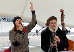 Elbfest in der Hamburger Hafencity am Traditionsschiffhafen / Sandtorhafen; Oublie Loulou tritt mit französischen Chansons auf.