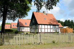 Einzelhäuser / Landarbeiterhäuser an der Herrenhausallee im Hamburger Stadtteil Wohldorf-Ohlstedt; Fachwerk mit Holzgiebel.