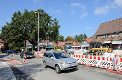 Baustelle in der Rolfinckstraße, Hauptgeschäftstraße in Hamburg Wellingsbüttel - die Straße ist halbseitig gesperrt.