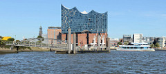 Blick vom Grenzcanal / Steinwerder Hafen zur Norderelbe - im Vordergrund der Fähranleger Arningstraße, dahinter das Gebäude der Elbphilharmonie.