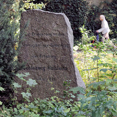 Denkmal für die Erhebung Schleswig-Holsteins an der Hummelsbütteler Dorfstraße im Hamburger Stadtteil Hummelsbüttel - aufgestellt um 1900.