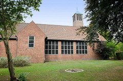 Gebäude der Auferstehungskirche an der Luruper Hauptstraße im Hamburger Stadtteil Lurup; die Kirche steht unter Denkmalschutz.