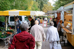 Marktstände auf dem Wochenmarkt von Hamburg Ohlstedt - Brunskrogweg.