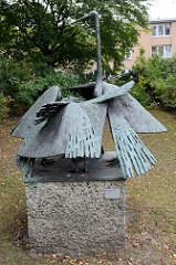 Teilweise zerstörte Bronzeskulptur Vogelgruppe / Kunst am Bau in Hamburg Lurup  - Bildhauer Christoph Bechteler, 1962.