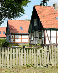Einzelhäuser / Landarbeiterhäuser an der Herrenhausallee im Hamburger Stadtteil Wohldorf-Ohlstedt; Fachwerk mit Holzgiebel.