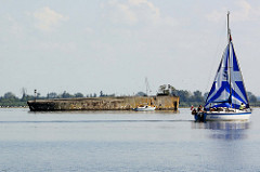 Betonschiff Ulrich Finsterwalder an der Oder bei Stettin. Das Tankschiff aus Beton wurde 1944 in der Betonwerft Rügenwalde gebaut und sollte synthetisch hergestelltes Benzin transportieren.