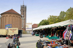 Marktstände auf dem Wochenmarkt Strassburger Platz in Hamburg Dulsberg. Im Hintergrund die Frohbotschaftskirche, die zur Nutzung für  Kindertagesstätte Gemeinderäume umgebaut wird.