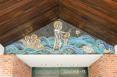 Mosaik  Tympanon am Eingang der Sankt Peter Kirche in Hamburg Groß Borstel. Die Kirche geweiht 1959 - Architekten Otto Andersen, Walter  Bunsmann und Paul-Gerhard Scharf; das Gebäude steht unter Denkmalschutz.
