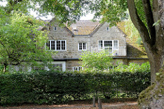 Denkmalgeschütztes Wohnhaus - Einfamilienhaus an der Bredenbekstraße im Hamburger Stadtteil Wohldorf-Ohlstedt; erbaut 1920, Architekt Carl Hille.