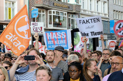 Protestdemonstranten gegen die rechtsgerichtete Kundgebung "Merkel muss weg" am Hamburger Gänsemarkt.