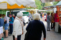 Marktstände auf dem Wochenmarkt von Hamburg Ohlstedt - Brunskrogweg.
