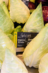 Wochenmarkt auf dem Marktplatz von Hamburg Langenhorn,  Marktstand mit  Gemüse / Spitzkohl.
