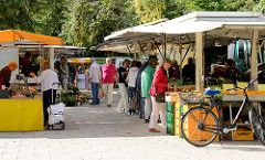 Marktstände auf dem Wochenmarkt von Hamburg Ohlstedt - Brunskrogweg.