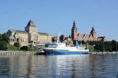 Blick über die Oder zur Hakenterrasse oder Chrobry Wälle (Wały Chrobrego). An der Promenade vom Flussufer hat das Arbeitsschiff Nawigator XXI festgemacht.