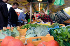 Marktstand mit frischem Gemüse auf dem  Wochenmarkt Tibarg im Hamburger Stadtteil Niendorf.