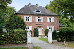 Villa in der Bebelallee von Hamburg Alsterdorf, errichtet 1922 - Architekt Erich Elingius. Das Wohnhaus steht unter Denkmalschutz.