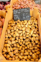Marktstand auf dem Wochenmarkt Straßburger Platz in Hamburg Dulsberg, Heidekartoffeln im Angebot.