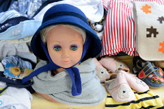 Verkaufsstand mit Kinderkleidung auf dem Wochenmarkt Tibarg im Hamburger Stadtteil Niendorf.