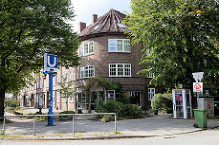 Rundes Eckgebäude - Wohnblock mit Geschäften im Erdgeschoss - Backsteinarchitektur in der Alsterdorfer Straße im Hamburger Stadtteil Alsterdorf..