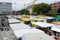 Blick auf den Wochenmarkt am Marktplatz von Hamburg Langenhorn.