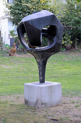 Kunst im öffentlichen Raum, Bronzeskulptur 1960er Jahre in Hamburg Alsterdorf.