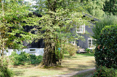 Wohnhaus der denkmalgeschützten Norwegersiedlung am  Ohlstedter Stieg im Hamburger Stadtteil Wohldorf-Ohlstedt; die Gebäude wurden in Blockhausbauweise aus norwegischen Montageteilen 1943/44 als Behelfsheime für hohe NSDAP-Funktionäre errichtet.