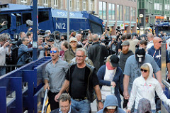 Am Ende der rechtsgerichteten Veranstaltung "Merkel muss weg" gehen die TeilnehmerInnen geschlossen zur U-Bahnstation Gänsemarkt und werden in einem Sonderzug abtransportiert.
