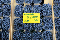 Marktstand auf dem Wochenmarkt  in Hamburg Sasel -  Stand mit Obst und Gemüse, Schalen mit norddeutschen Blaubeeren.