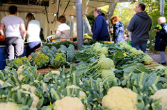 Marktstand mit frischem Gemüse auf dem Wochenmarkt Tibarg im Hamburger Stadtteil Niendorf. Blumenkohl, Kohlrabi und Brokkoli sind auf einem Tisch ausgebreitet.