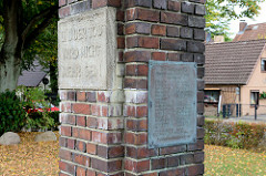 Gedenkstein für die Gefallenen des Ersten Weltkriegs bei der Auferstehungskirche in Hamburg Lurup. Namenstafel und Inschrift / Bibelzitat Und der Tod wird nicht mehr sein.