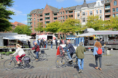 Wochenmarkt auf dem Gelände vom Altonaer Fischmarkt im Hamburger Stadtteil Altona Altstadt; Marktstände.