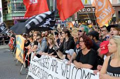 Protestdemonstranten gegen die rechtsgerichtete Kundgebung "Merkel muss weg" am Hamburger Gänsemarkt.