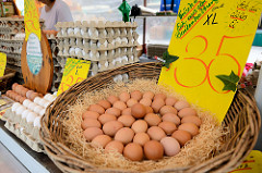Marktstand mit frischen Eiern auf dem Wochenmarkt von Hamburg Langenhorn.