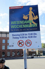 Hinweisschild vom Bezirksamt für den Wochenmarkt Wiesendamm in Hamburg Barmbek.