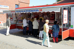 Marktstand auf dem Wochenmarkt in Hamburg Alsterdorf / Marktplatz.