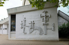 Wandrelief an der St. Jakobus Kirche im Hamburger Stadtteil Lurup, errichtet 1971 - Architekten Walter  Bunsmann, Jörn Rau und  Paul Gerhard Scharf. Das moderne Kirchengebäude in der Jevenstedter Straße ist ein Hamburger Kulturdenkmal und  steht unte