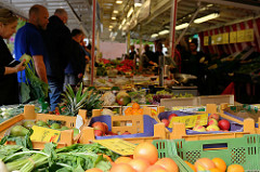 Marktstand auf dem Wochenmarkt  in Hamburg Sasel -  Stand mit Obst und Gemüse.