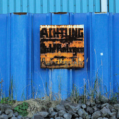 Altes verrostetes Metallschild an einer blauen Spundwand im Querkanal von Hamburg Steinwerder - Aufschrift Achtung Nicht Anlegen - Aufsetzgefahr.