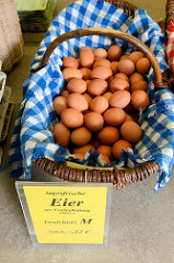 Marktstand mit tagesfrischen Eiern im Korb auf dem Wochenmarkt an der Borsteler Chaussee im Hamburger Stadtteil Groß Borstel.