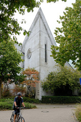 St. Jakobus Kirche im Hamburger Stadtteil Lurup, errichtet 1971 - Architekten Walter  Bunsmann, Jörn Rau und  Paul Gerhard Scharf. Das moderne Kirchengebäude in der Jevenstedter Straße ist ein Hamburger Kulturdenkmal und  steht unter Denkmalschutz.