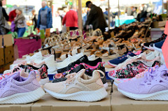 Verkaufsstand mit Schuhen auf dem Wochenmarkt Tibarg im Hamburger Stadtteil Niendorf.