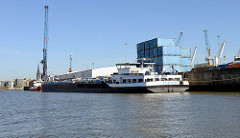 Ein Binnenschiff liegt am ehem. Kamerunkai im Steinwerder Hafen / Grenzkanal - Süd Westhafen im Hamburger Hafenstadtteil Steinwerder.