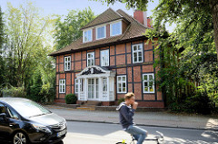 Unter Denkmalschutz stehendes Wohnhaus am Schleusenredder im Hamburger Stadtteil Wohldorf-Ohlstedt; erbaut um 1850.