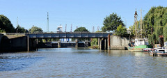 Blick in den Grevenholzkanal und zur Ellerholzdammbrücke in Hamburg Steinwerder.