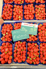 Frische Erdbeeren aus dem alten Land auf dem Wochenmarkt Grundstraße in Hamburg Eimsbüttel.