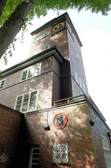 Ehemaliges Rathaus Ohlstedt - erbaut 1928, Architekt Baurat Völker - auch Sitz der Feuerwehr und Sparkasse. Jetzt privatwirschaftliche Nutzung + Sitz der Freiwilligen Feuerwehr Ohlstedt.