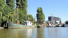 Ein ehem. Fischkutter von Altenwerder und andere Arbeitsboote im Grevenhofkanal in Hamburg Steinwerder.