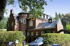 Einfamilienhaus, unter Denkmalschutz stehend; Wohnhaus im Duvenstedter Triftweg von Hamburg Wohldorf-Ohlstedtf; erbaut 1914 - Architekten Alfred Jacob + Otto Ameis.