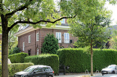 Villa in der Bebelallee von Hamburg Alsterdorf, errichtet in den 1920er Jahren. Das Wohnhaus steht unter Denkmalschutz.